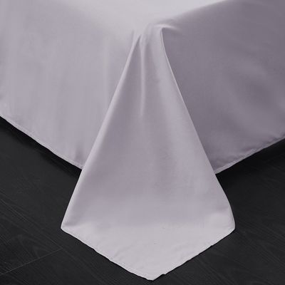 수직 의 침대 의 옷장 과 일치 하는 커튼 으로 침대에 우아 한 느낌 을 더 하십시오